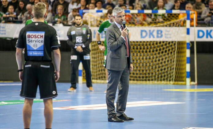 28 11 2019, Handball, 1 Bundesliga, 15 Spieltag, Foxes Berlin MT Melsungen, Max Schmeling Halle Frank Steffel r , President of Füchse Berlin, asks for a minutes silence before the start of the game Shortly before, a fan of Füchse Berlin collapsed and died in the hall After consultation with the Widwe, the game still takes place in the spirit of the deceased However, the throw-off was delayed Handball 1 Bundesliga Foxes Berlin MT Melsungen