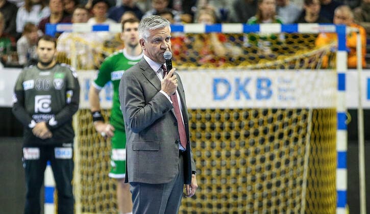 28 11 2019, Handball, 1 Bundesliga, 15 Spieltag, Foxes Berlin MT Melsungen, Max Schmeling Halle Frank Steffel r , President of Füchse Berlin, asks for a minutes silence before the start of the game Shortly before, a fan of Füchse Berlin collapsed and died in the hall After consultation with the Widwe, the game still takes place in the spirit of the deceased However, the throw-off was delayed Handball 1 Bundesliga Foxes Berlin MT Melsungen