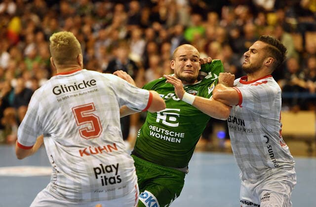 Paul Drux Foxes throwing, left Julius Kühn Melsungen , right Michael Allendorf Melsungen , Foxes Berlin MT Melsungen 1 Bundesliga, DKB Handballbundesliga, 2019 2020 Men, Men, Men, Handball, Germany, Germany, Max Schmeling Halle Berlin, 28 11 2019