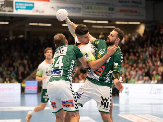 Stefan Cavor HSG Wetzlar 77 vs Tim Kneule Frisch Auf Goeppingen 04 and Marcel Schiller Frisch Auf Goeppingen 24 , Frisch Auf Göppingen vs HSG Wetzlar, 1 Bundesliga, Handball, Men, 28 11 2019 Frisch Auf Göppingen vs HSG Wetzlar, 1 Bundesliga, Handball, Men, 28 11 2019 Göppingen Copyright: xEibner-Pressefotox EP_mst