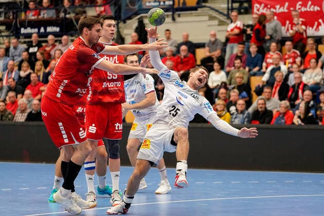 v li Gunnar Dietrich The Owls, 8 , Azat Valiullin The Owls, 55 , Marko Bezjak SCM, 25 , Duel, duel, duel, tackle, tackling, dynamics, action, action, 28 11 2019, Ludwigshafen am Rhein Germany , Handball, Bundesliga, TSG Ludwigshafen Friesenheim The Owls SC Magdeburg xozx
