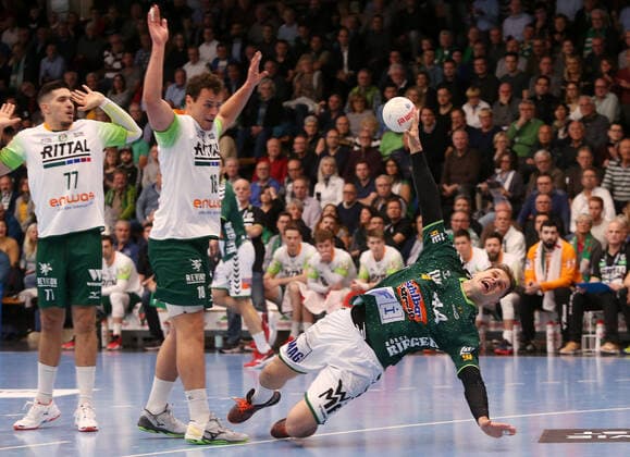 BAU 28 11 2019 Göppingen Handball Frisch Auf Göppingen vs. HSG Wetzlar, right Kresimir Kozina Göppingen, in front