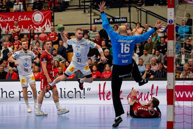 v li Lukas Mertens SCM, 22 , Gorazd Skof Goalkeeper, The Owls, 16 , Duel, duel, tackle, tackling, dynamics, action, action, 28 11 2019, Ludwigshafen am Rhein Germany , Handball, Bundesliga, TSG Ludwigshafen Friesenheim The Owls SC Magdeburg xozx