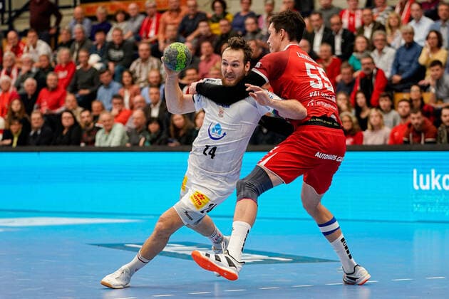 v li Christian O Sullivan SCM, 24 , Azat Valiullin The Owls, 55 , Duel, Duel, tackle, tackling, dynamics, action, action, 28 11 2019, Ludwigshafen am Rhein Germany , Handball, Bundesliga, TSG Ludwigshafen Friesenheim The Owls SC Magdeburg xozx