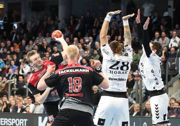 28 11 2019 Handball 1 Bundesliga LIQUI MOLY HBL Season 2019 2020 15 Matchday HC Erlangen Nuremberg Metropolitan Region HCE THW Kiel DaMa Antonio Metzner 27, HC Erlangen HCE with goal shot