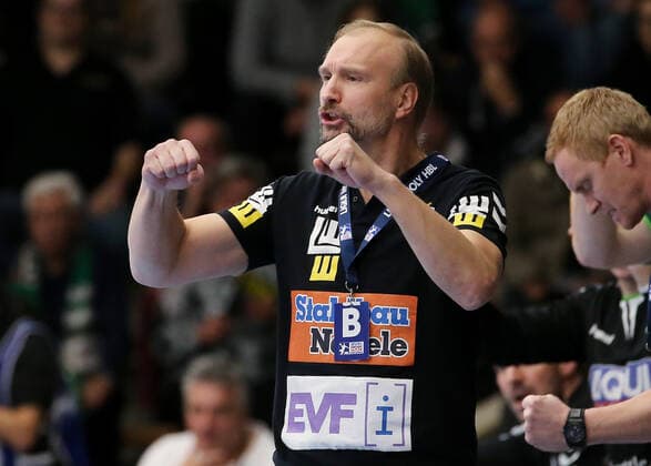 BAU 28 11 2019 Göppingen Handball Frisch Auf Göppingen vs. HSG Wetzlar, coach Hartmut Mayerhoffer Göppingen cheers and clenches his fists