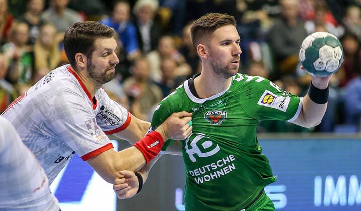 28 11 2019, Handball, 1 Bundesliga, 15 Spieltag, Foxes Berlin MT Melsungen, Max Schmeling Hall Felix Danner of MT Melsungen l embraces Berlins Fabian Wiede Handball 1 Bundesliga Foxes Berlin MT Melsungen