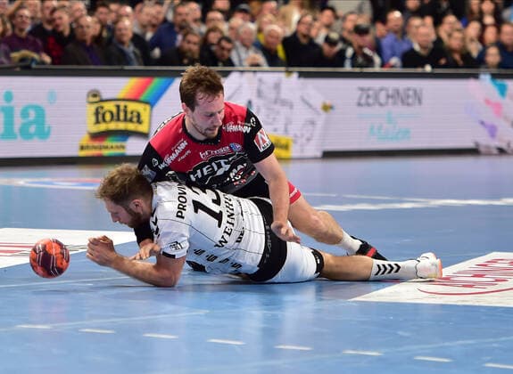 28 11 2019 Handball 1 Bundesliga Liqui Moly HBL Season 2019 2020 15 Matchday HC Erlangen Metropolitan Region Nuremberg HCE THW Kiel OGo Steffen Weinhold 13, THW Kiel Nikolai Link 33, HC Erlangen HCE
