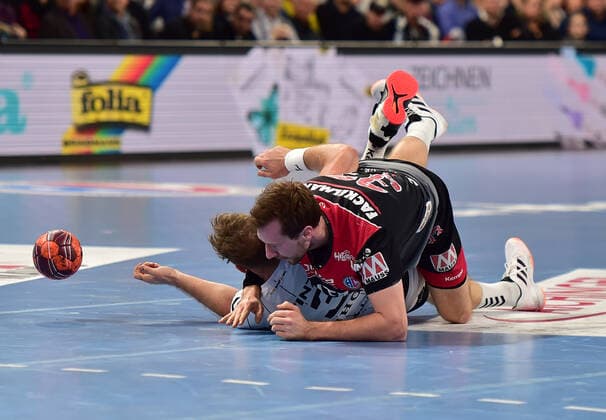 28 11 2019 Handball 1 Bundesliga Liqui Moly HBL Season 2019 2020 15 Matchday HC Erlangen Metropolitan Region Nuremberg HCE THW Kiel OGo Steffen Weinhold 13, THW Kiel Nikolai Link 33, HC Erlangen HCE