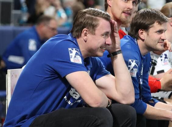 28 11 2019 Handball 1 Bundesliga LIQUI MOLY HBL Season 2019 2020 15 Matchday HC Erlangen Nuremberg Metropolitan Region HCE THW Kiel DaMa Filip Jicha Trainer THW Kiel sits on bench and laughs with joy