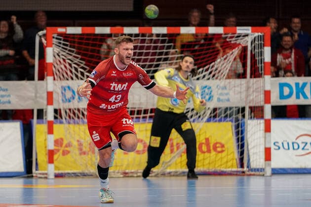 Scorer Kai Dippe The Owls, 43 , cheers on a goal, jubilation, goal jubilation, goal success, celebrate the goal, goal, celebration, jubilation on the goal, optimistic, game scene, highlight, single picture, action, action, 28 11 2019, Ludwigshafen am Rhein Germany , Handball, Bundesliga, TSG Ludwigshafen Friesenheim The Owls SC Magdeburg xozx
