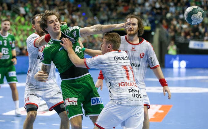 28 11 2019, Handball, 1 Bundesliga, 15 matchday, Foxes Berlin MT Melsungen, Max Schmeling Halle Berlins Jacob Tandrup Holm M throws the ball on the goal by defending Kai Häfner l and Dimitri Ignatow of MT Melsungen Handball 1 Bundesliga Foxes Berlin MT Melsungen