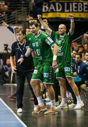 28 11 2019, Handball, 1 Bundesliga, 15 Spieltag, Foxes Berlin MT Melsungen, Max Schmeling Halle Berlin coach Velimir Petkovic l r , Jakov Gojun and Paul Drux cheer at the edge of the field Handball 1 Bundesliga Foxes Berlin MT Melsungen