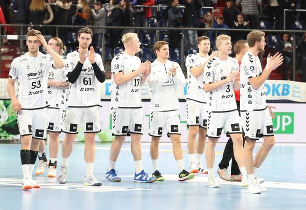 28 11 2019 Handball 1 Bundesliga LIQUI MOLY HBL Season 2019 2020 15 Matchday HC Erlangen Metropolitan Region Nuremberg HCE THW Kiel DaMa Team Team of THW Kiel thanks spectators Audience Fans
