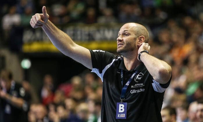 28 11 2019, Handball, 1 Bundesliga, 15 Spieltag, Foxes Berlin MT Melsungen, Max Schmeling Halle Coach Heiko Grimm from MT Melsungen shows his thumb up Handball 1 Bundesliga Foxes Berlin MT Melsungen