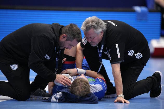 Andreas Cederholm TBV Lemgo Lippe 34 injured on ground GER, Handball, 1 Bundesliga, TBV Lemgo Lippe against HBW Balingen Weilstetten, 28 11 2019 Lemgo Copyright: xStrohdiekx Eibner-Pressefotox EP_jsk