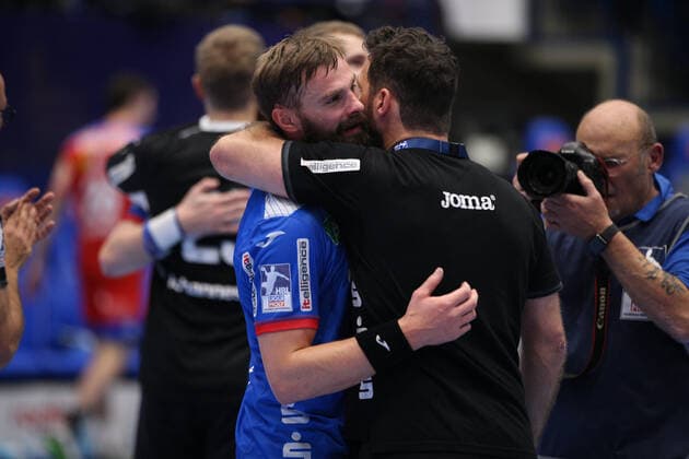 v l Andrej Kogut TBV Lemgo Lippe 5 , Florian Kehrmann Trainer TBV Lemgo Lippe GER, Handball, 1 Bundesliga, TBV Lemgo Lippe against HBW Balingen Weilstetten, 28 11 2019 Lemgo Copyright: xStrohdiekx Eibner-Pressefotox EP_jsk