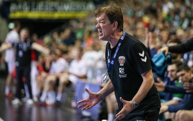 28 11 2019, Handball, 1 Bundesliga, 15 Spieltag, Foxes Berlin MT Melsungen, Max Schmeling Halle Berlin coach Velimir Petkovic stands gesturing at the edge of the field Handball 1 Bundesliga Foxes Berlin MT Melsungen