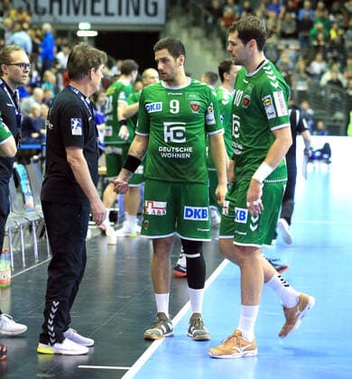 GER, DHB, 1 HBL, FUECHSE BERLIN VS Melsungen 28 11 2019, Max Schmeling Halle, Berlin, GER, DHB, 1 HBL, FUECHSE BERLIN VS Melsungen, DHB regulations prohibit any use of photographs as image sequences and or quasi video in picture Wegen verstorbenen Zuschauer, Visitors, the game was whistled half an hour later head coach head coach Velimir Petkovic Fuechse Berlin , Jakov Gojun Fuechse Berlin 10 , Stipe Mandalinic Fuechse Berlin 9 nordphotox xEngler nph00076