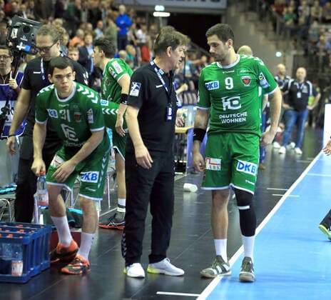 GER, DHB, 1 HBL, FUECHSE BERLIN VS Melsungen 28 11 2019, Max Schmeling Halle, Berlin, GER, DHB, 1 HBL, FUECHSE BERLIN VS Melsungen, DHB regulations prohibit any use of photographs as image sequences and or quasi video in picture Wegen verstorbenen Zuschauer, Visitors, the game was whistled half an hour later head coach head coach Velimir Petkovic Fuechse Berlin , Tim Matthes Fuechse Berlin 31 , Stipe Mandalinic Fuechse Berlin 9 nordphotox xEngler nph00076