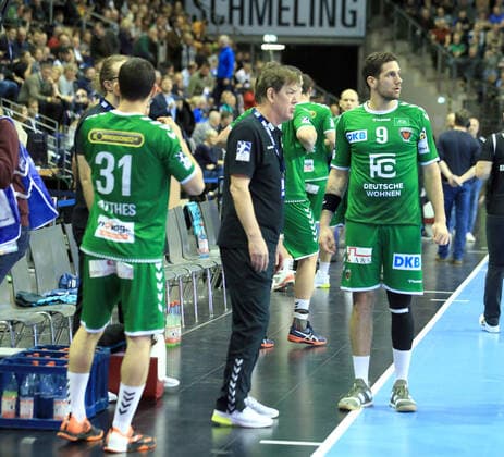 GER, DHB, 1 HBL, FUECHSE BERLIN VS Melsungen 28 11 2019, Max Schmeling Halle, Berlin, GER, DHB, 1 HBL, FUECHSE BERLIN VS Melsungen, DHB regulations prohibit any use of photographs as image sequences and or quasi video in picture Wegen verstorbenen Zuschauer, Visitors, the game was whistled half an hour later head coach head coach Velimir Petkovic Fuechse Berlin , Tim Matthes Fuechse Berlin 31 , Stipe Mandalinic Fuechse Berlin 9 nordphotox xEngler nph00076