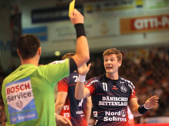 Photo Lasse Svan Flensburg against Schiri Fabian Baumgart Handball Men 1 Bundesliga Do 28 11 2019 SG Flensburg Bergischer HC