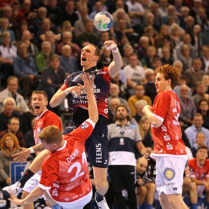 Photo Holger Glandorf Flensburg throws against Sebastian DAMM BHC Handball Men 1 Bundesliga Do 28 11 2019 SG Flensburg Bergischer HC
