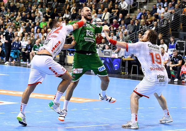 28 11 2019, xlakx, Handball Bundesliga, Fuechse Berlin MT Melsungen emspor, v l Michael Allendorf MT Melsungen 22 ,am Ball Michael Mueller Fuechse Berlin 25 ,Timm Schneider MT Melsungen 19 Berlin