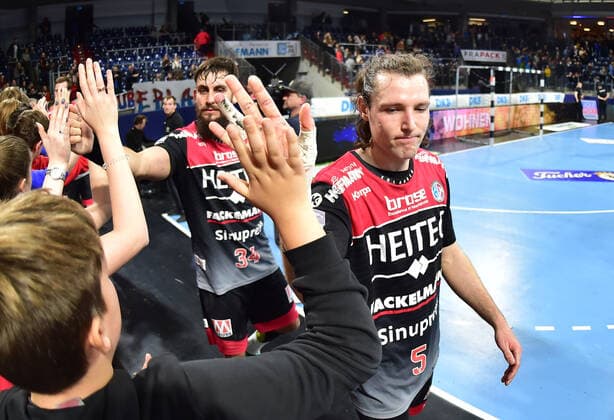 28 11 2019 Handball 1 Bundesliga Liqui Moly HBL Season 2019 2020 15 Matchday HC Erlangen Nuremberg Metropolitan Region HCE THW Kiel OGo Johannes Sellin 5, HC Erlangen HCE claps its hands with fans