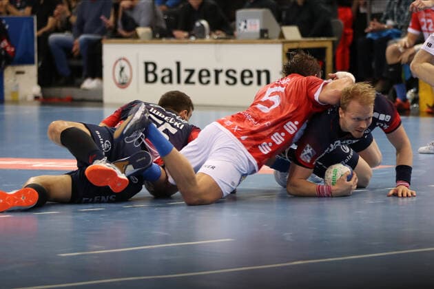 SG Flensburg Handewitt vs. Bergischer HC, LIQUI MOLY Handball Bundesliga, 28 11 19 Flensburg There will also be fighting on the floor, Jim Gottfridsson SG Flensburg Handewitt, 24 against Max Darj Bergischer HC, 05 and Michel Jurecki SG Flensburg Handewitt, 55 Copyright: xBEAUTIFULxSPORTS MarioxM.xKobergx