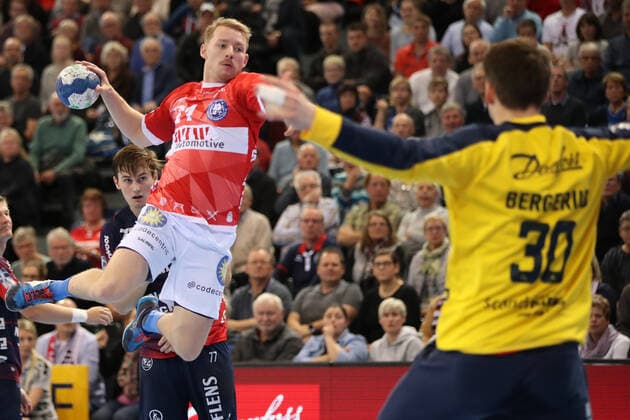 SG Flensburg Handewitt vs. Bergischer HC, LIQUI MOLY Handball Bundesliga, 28 11 19 Flensburg Sebastian Damm Bergischer HC, 21 against Torbjoern Bergerud SG Flensburg Handewitt, 30 Copyright: xBEAUTIFULxSPORTS MarioxM.xKobergx