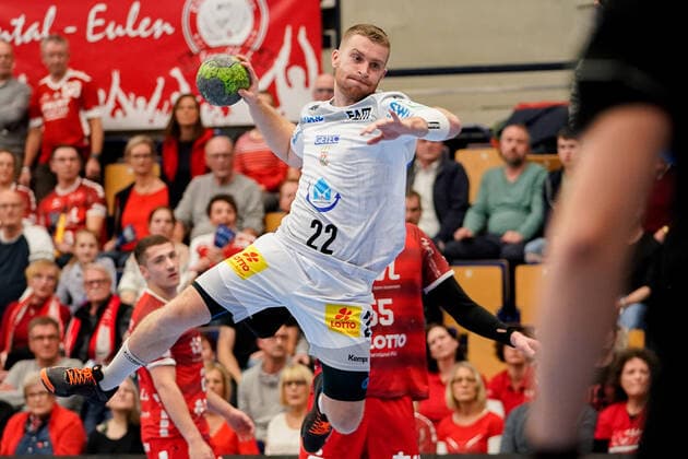 Lukas Mertens SCM, 22 , at jump throw, throw, goal throw, action, action, game scene, clipping, full body, single picture, action, action, 28 11 2019, Ludwigshafen am Rhein Germany , handball, Bundesliga, TSG Ludwigshafen Friesenheim The owls SC Magdeburg xozx