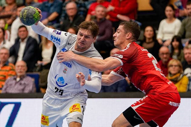 v li Marko Bezjak SCM, 25 , Jerome Müller The Owls, 27 , Duel, duel, tackle, tackling, dynamics, action, action, 28 11 2019, Ludwigshafen am Rhein Germany , Handball, Bundesliga, TSG Ludwigshafen Friesenheim The Owls SC Magdeburg xozx