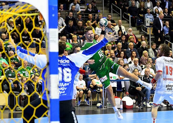 28 11 2019, xlakx, Handball Bundesliga, Fuechse Berlin MT Melsungen emspor, v l Nebojsa Simic MT Melsungen 16, to the jump throw Fabian Wiede Fuechse Berlin 3 Berlin