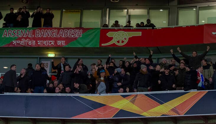 United Kingdom, London, Emirates Stadium, 28 11 2019, Arsenal FC vs Eintracht Frankfurt, football, UEFA Europa League picture v l Frankfurt fans in London cheer the 2 0 Copyright: HMBxMedia xHeikoxBecker