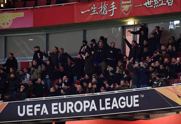 28 11 2019, xkvx, Football Europa League, Arsenal London Eintracht Frankfurt emspor, v l Eintracht fans cheering at DFL DFB REGULATIONS PROHIBIT ANY USE OF PHOTOGRAPHS as IMAGE SEQUENCES and or QUASI VIDEO London stadium DFL