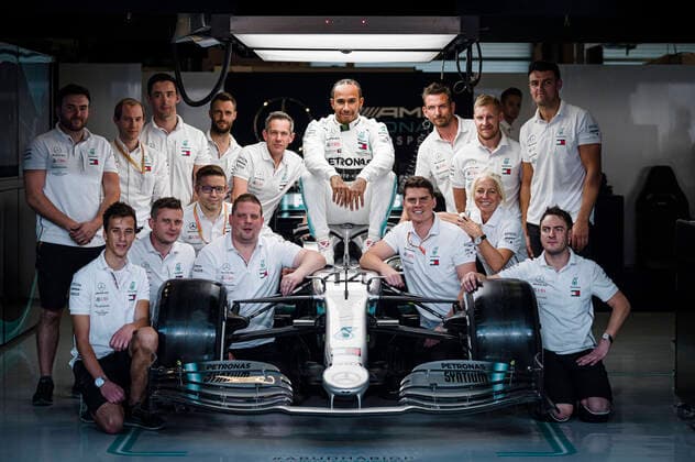 Bilder des Jahres 2019, Sport 11 November Sport Bilder des Tages Motorsports: FIA Formula One World Championship, WM, Weltmeisterschaft 2019, Grand Prix of Abu Dhabi, 44 Lewis Hamilton (GBR, Mercedes AMG Petronas Motorsport) and his team Abu Dhabi United Arab Emirates