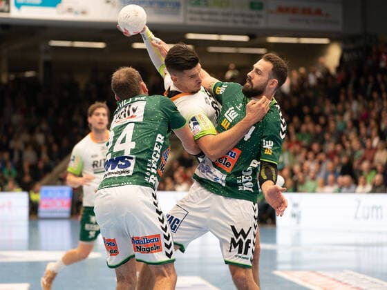 Stefan Cavor HSG Wetzlar 77 vs Tim Kneule Frisch Auf Goeppingen 04 and Marcel Schiller Frisch Auf Goeppingen 24 , Frisch Auf Göppingen vs HSG Wetzlar, 1 Bundesliga, Handball, Men, 28 11 2019 Frisch Auf Göppingen vs HSG Wetzlar, 1 Bundesliga, Handball, Men, 28 11 2019 Göppingen Copyright: xEibner-Pressefotox EP_mst