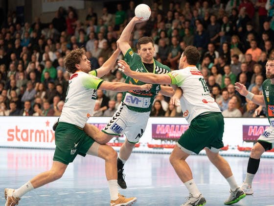 Josip Peric Frisch Auf Goeppingen 18 versus Nils Torbrügge HSG Wetzlar 18 and Olle Forsell Schefvert HSG Wetzlar 25 , Frisch Auf Göppingen vs. HSG Wetzlar, 1 Bundesliga, Handball, Men, 28 11 2019 Frisch Auf Göppingen vs. HSG Wetzlar, 1 Bundesliga, Handball, Men, 28 11 2019 Göppingen Copyright: xEibner-Pressefotox EP_mst