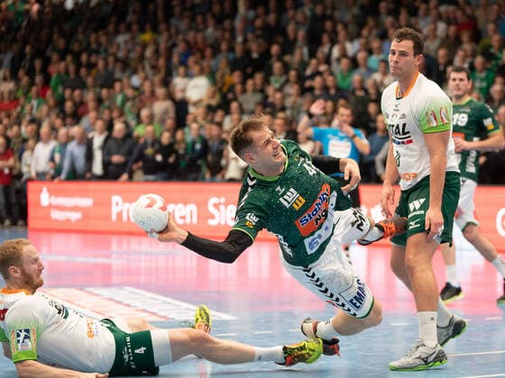 Kresimir Kozina Frisch Auf Goeppingen 44 against Stefan Kneer HSG Wetzlar 04 and Nils Torbrügge HSG Wetzlar 18 , Frisch Auf Göppingen vs. HSG Wetzlar, 1 Bundesliga, Handball, Men, 28 11 2019 Frisch Auf Göppingen vs. HSG Wetzlar, 1 Bundesliga, Handball, Men, 28 11 2019 Göppingen Copyright: xEibner-Pressefotox EP_mst