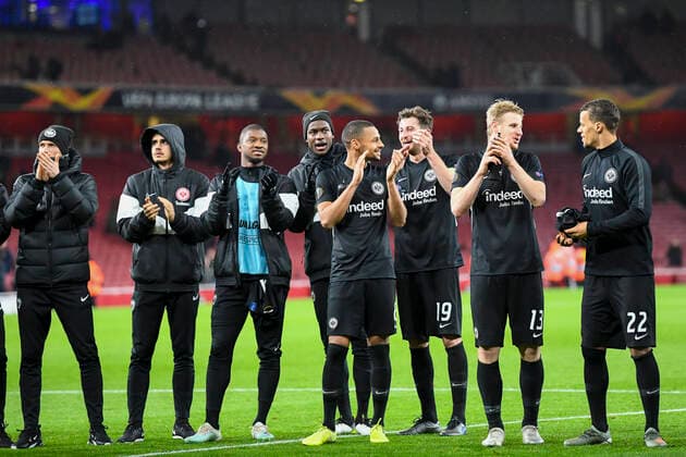 Europa League FC Arsenal Eintracht Frankfurt on 28 11 2019 in London Emirates Stadium , Germany, HMB Media Schumacher, bfischu, season 2019 20, group stage, 5 matchday picture team celebrates with fans DFL DFB REGULATIONS PROHIBIT ANY USE OF PHOTOGRAPHS as IMAGE SEQUENCES and or QUASI VIDEO Copyright: HMBxMedia Schumacher