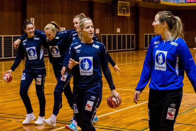 191129 Heidi Loke speaks with Sanna Solberg of Norway during a practice ahead of the Women s World Handball Championship on November 29, 2019 in Kumamoto Photo Ludvig Thunman BILDBYRAN kod LT 35687 bbeng dam women handball handboll world handball championship 2019 norge norway pratice handball,  Copyright: LUDVIGxTHUNMAN BB191129LT059