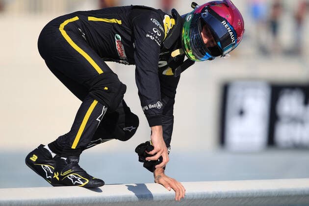Sport Bilder des Tages 29th November 2019; Yas Marina Circuit, Abu Dhabi, United Arab Emirates; Formula 1 Abu Dhabi Grand Prix, practice day; Renault F1 Team, Daniel Ricciardo leaps the track barrier as he stops on circuit due to engine failure - Editorial Use  ActionPlus12192046 LeannexBoon