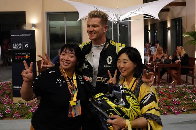 FORMULA 1 ETIHAD AIRWAYS ABU DHABI GRAND PRIX 2019 29 11 2019, Yas Marina Circuit, Abu Dhabi, FORMULA 1 ETIHAD AIRWAYS ABU DHABI GRAND PRIX 2019 , pictured Nico Hülkenberg GER 27 , Renault F1 Team with fans from Japan nordphotoxBratic nph00250