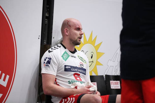 Markus Fuchs ASV Hamm Westfalen 6 with bleeding head injury at the edge of the pitch GER, Handball, 2 Bundesliga, TuS N Luebbecke vs ASV Hamm Westfalen, 29 11 2019 Luebbecke Copyright: xStrohdiekx Eibner-Pressefotox EP_jsk