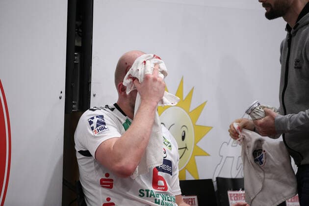 Markus Fuchs ASV Hamm Westfalen 6 with bleeding head injury at the edge of the pitch GER, Handball, 2 Bundesliga, TuS N Luebbecke vs ASV Hamm Westfalen, 29 11 2019 Luebbecke Copyright: xStrohdiekx Eibner-Pressefotox EP_jsk