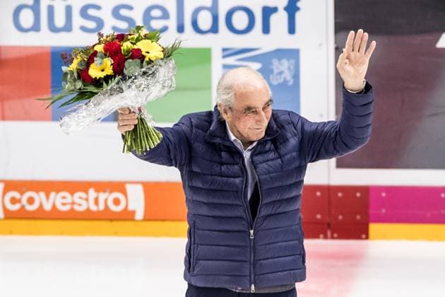 Bilder des Jahres 2019, Sport 11 November Sport Bilder des Tages DEL; Duesseldorfer EG - Koelner Haie, 29.11.2019 Otto Schneitberger (ehemaliger Spieler der DEG) wird fuer sein Lebenswerk geehrt, DEL, Duesseldorfer EG - Koelner Haie, ISS Dome, Duesseldorf *** DEL Duesseldorfer EG Koelner Haie, 29 11 2019 Otto Schneitberger former DEG player honoured for his lifes work, DEL, Duesseldorfer EG Koelner Haie, ISS Dome, Duesseldorf Copyright: xBEAUTIFULxSPORTS Wunderlx