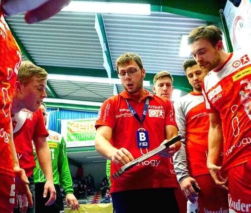 Coach Jaron Siewert Essen in the middle of his team, right Jonas Ellwanger Essen Handball 2 League 2019 20 EHV Aue TuSEM Essen 34 28 am 29 11 2019 EHV Aue TuSEM Essen