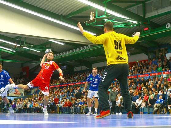 Tom Skroblien Essen overcomes goalkeeper Eric Töpfer Aue by seven meters Handball 2 League 2019 20 EHV Aue TuSEM Essen 34 28 am 29 11 2019 EHV Aue TuSEM Essen