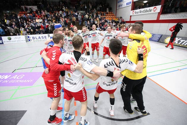 Victory celebration at ASV Hamm Westfalen GER, Handball, 2 Bundesliga, TuS N Luebbecke against ASV Hamm Westfalen, 29 11 2019 Luebbecke Copyright: xStrohdiekx Eibner-Pressefotox EP_jsk